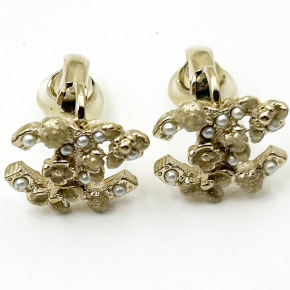 Chanel Gold CC Mini Pearl Mini Flowers Clip on Earrings - Picture 3 of 4